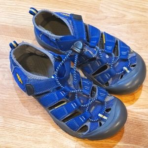 Blue keen sandals size 3Y